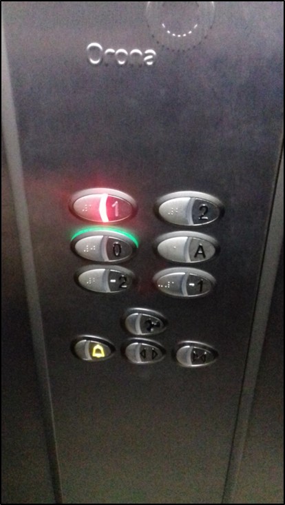 przyciski w windzie są oznaczone alfabetem Braile'a oraz wypukłymi numerami.